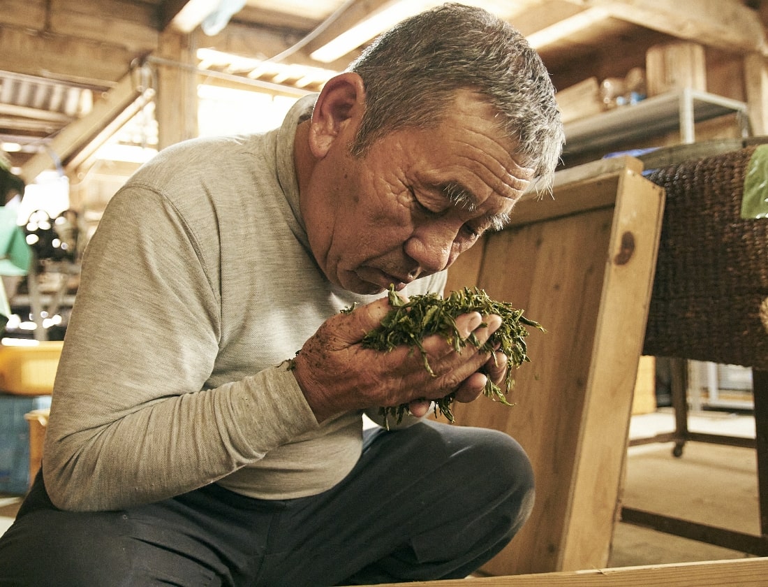 茶葉の匂いを嗅ぐ男性